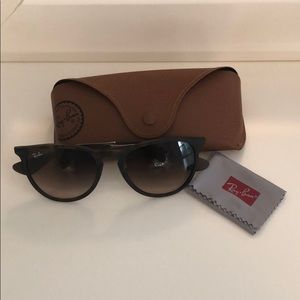 Erika Ray•Ban